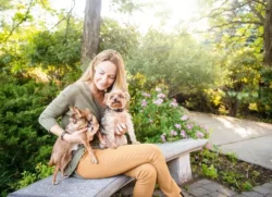 Claudine Prud'homme sur un banc dans un parc